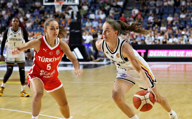 v.l. Ceren Akpinar (Türkei Damen 05), Britta Daub (Deutschland Damen 19) im Hintergrund Alexis Peterson (Deutschland Damen 01) Deutschland vs. Tuerkei, Basketball, DBB, Frauen, Freundschaftsspiel, 27.08.2026 Deutschland vs. Tuerkei, Basketball, DBB, Frauen, Freundschaftsspiel, 27.08.2026 Koeln Copyright: xEibner-Pressefotox xThomasxStoeckerx EP_TSR