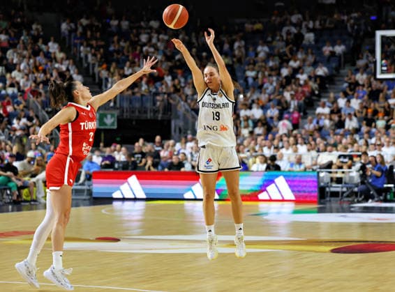 v.l. Sevgi Uzun (Tuerkei Damen 02), Britta Daub (Deutschland Damen 19) Deutschland vs. Tuerkei, Basketball, DBB, Frauen, Freundschaftsspiel, 27.08.2026 Deutschland vs. Tuerkei, Basketball, DBB, Frauen, Freundschaftsspiel, 27.08.2026 Koeln Copyright: xEibner-Pressefotox xThomasxStoeckerx EP_TSR