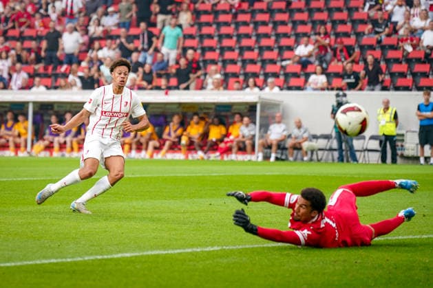 Deutschland: UEFA Conference-League-Qualifikation SC Freiburg vs FC Motherwell - Playoffs 2026 2027, Europa-Park Stadion (Freiburg): Derry Scherhant (SC Freiburg, 7) Tor und Torschuss zum 1:0 - Alex Paulsen (Motherwell FC, 1) kann den Treffer nicht verhindern Copyright: xJOERANxSTEINSIEKx
