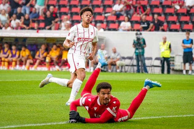 Deutschland: UEFA Conference-League-Qualifikation SC Freiburg vs FC Motherwell - Playoffs 2026 2027, Europa-Park Stadion (Freiburg): Derry Scherhant (SC Freiburg, 7) Tor und Torschuss zum 1:0 - Alex Paulsen (Motherwell FC, 1) kann den Treffer nicht verhindern Copyright: xJOERANxSTEINSIEKx