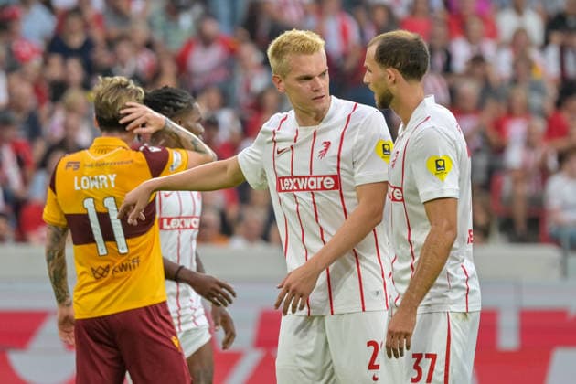 Matthias Ginter (SC Freiburg, 28), Max Rosenfelder (SC Freiburg, 37) sprechen miteinander GER, SC Freiburg vs Motherwell FC, Fussball, Uefa Conference League, Playoff Rueckspiel, Saison 2026 2027, 27.08.2026 GER, SC Freiburg vs Motherwell FC, Fussball, Uefa Conference League, Playoff Rueckspiel, Saison 2026 2027, 27.08.2026 Freiburg Copyright: xEibner-Pressefotox EP_THS