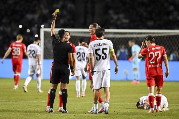 BAKU - (lr) Referee Rohit Saggi issues a yellow card to Ramiz Zerrouki of FC Twente during the UEFA Conference League play-off match between Qarabag FK and FC Twente at the Tofiq Bahramov Republican Stadium on 27 August 2026 in Baku, Azerbaijan. ROMAN ISMAILOV ANP xVIxANPxSportx xxANPxIVx 566380142 originalFilename: 566380142.jpg