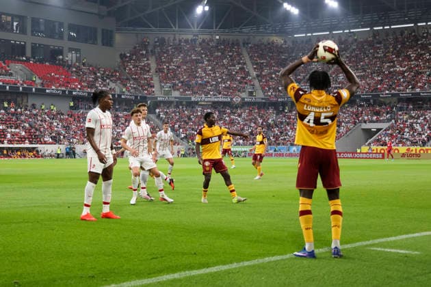 Emmanuel Longelo (Motherwell FC, 45) beim Einwurf , Deutschland, Fussball, UEFA Conference League, Play-offs, 2026 2027, SC Freiburg vs. Motherwell FC, 27.08.2026, Freiburg im Breisgau Europa-Park Stadion Deutschland Copyright: xGrantxHubbsx
