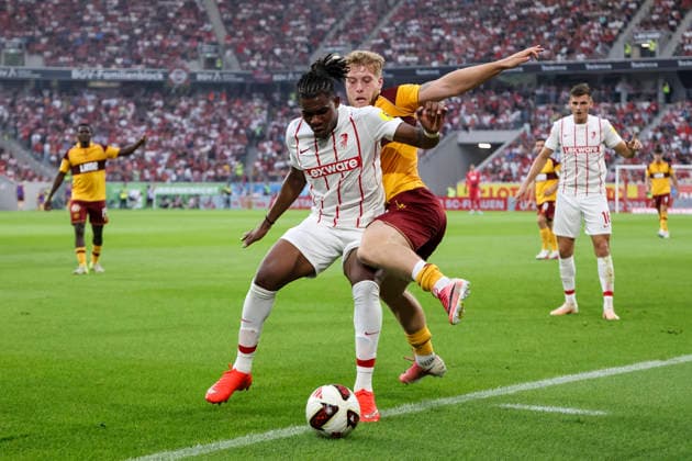 Cyriaque Irie (SC Freiburg, 22) und Ewan Wilson (Motherwell FC, 23) im Zweikampf , Deutschland, Fussball, UEFA Conference League, Play-offs, 2026 2027, SC Freiburg vs. Motherwell FC, 27.08.2026, Freiburg im Breisgau Europa-Park Stadion Deutschland Copyright: xGrantxHubbsx