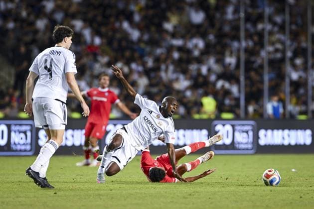 BAKU - (lr) Bruno Langa of QarabaÄü FK and Younes Taha of FC Twente on the ground during the UEFA Conference League play-off match between Qarabag FK and FC Twente at the Tofiq Bahramov Republican Stadium on 27 August 2026 in Baku, Azerbaijan. ROMAN ISMAILOV ANP xVIxANPxSportx xxANPxIVx 566380228 originalFilename: 566380228.jpg