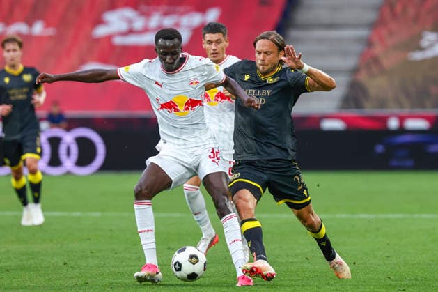SOCCER - UEFA EL, RBS vs Mjaellby SALZBURG,AUSTRIA,27.AUG.26 - SOCCER - UEFA Europa League, play-off, Red Bull Salzburg vs Mjaellby AIF. Image shows Abubakr Barry (RBS) and Tom Pettersson (Mjaellby).  GEPAxpictures xDavidxGeieregger