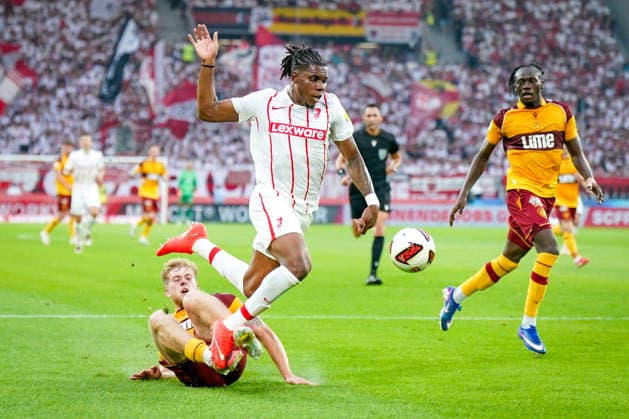 Deutschland: UEFA Conference-League-Qualifikation SC Freiburg vs FC Motherwell - Playoffs 2026 2027, Europa-Park Stadion (Freiburg): Cyriaque Irie (SC Freiburg, 22) und Ewan Wilson (Motherwell FC, 23) Copyright: xJOERANxSTEINSIEKx