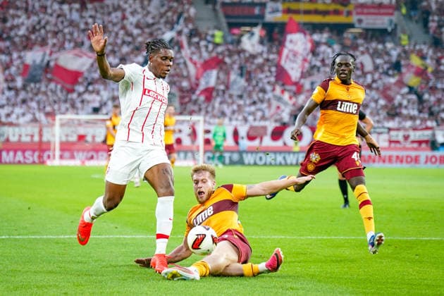 Deutschland: UEFA Conference-League-Qualifikation SC Freiburg vs FC Motherwell - Playoffs 2026 2027, Europa-Park Stadion (Freiburg): Cyriaque Irie (SC Freiburg, 22) und Ewan Wilson (Motherwell FC, 23) Copyright: xJOERANxSTEINSIEKx
