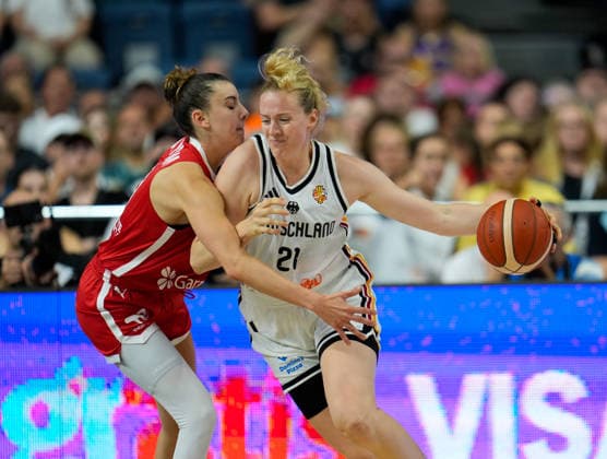 Marie Guelich (Deutschland, 21) kaempft gegen Elif Bayram (Turkiye, 11). GER, Basketball, Frauen Länderspiel, Deutschland vs Türkei, Freundschaftspiel, LANXESS arena, Köln, 27.08.2026 Foto: HMB Media Scott W. Coleman Köln LANXESS arena Nordrhein-Westfalen GER Copyright: xScottxW.xColemanx