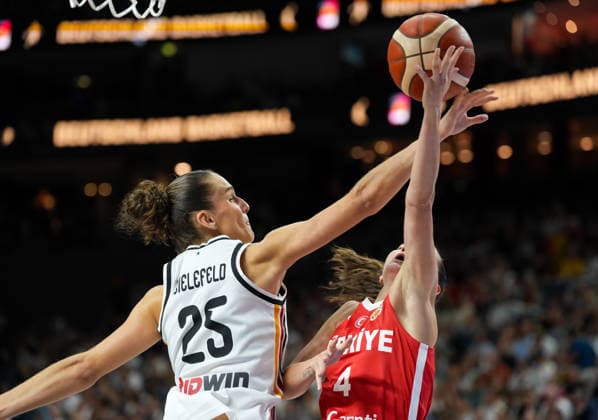 Clara Bielefeld (Deutschland, 25) blockt einen Wurf von Olcay Cakir Turgut (Turkiye, 4). GER, Basketball, Frauen Länderspiel, Deutschland vs Türkei, Freundschaftspiel, LANXESS arena, Köln, 27.08.2026 Foto: HMB Media Scott W. Coleman Köln LANXESS arena Nordrhein-Westfalen GER Copyright: xScottxW.xColemanx