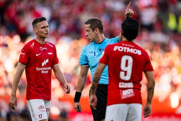260827 John Brooks, referee, during the UEFA Conference League play-off match between Brann and PAOK on August 27, 2026 in Bergen. Photo: Marius Simensen BILDBYRAN COP 238 bbeng brann football fotball fotboll paok play-off skb soccer uecl uefa conference league Copyright: MARIUSxSIMENSEN BB260827BB606