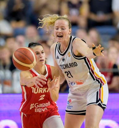 (l-r) Sevgi Uzun (TUR), Marie Gülich (Deutschland) Aktion, Zweikampf, Basketball Frauen Test Länderspiel, Deutschland - Türkei am 27.08.2026 in Köln Deutschland LanxessArena
