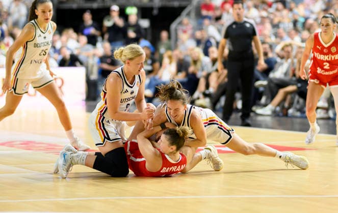 (l-r) Emma Eichmeyer (Deutschland), Elif Bayram (TUR), Britta Daub (Deutschland) kämpfen um den Ball, Aktion, Zweikampf. Basketball Frauen Test Länderspiel, Deutschland - Türkei am 27.08.2026 in Köln Deutschland LanxessArena