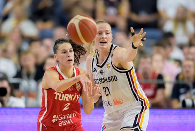 (l-r) Sevgi Uzun (TUR), Marie Gülich (Deutschland) Aktion, Zweikampf, Basketball Frauen Test Länderspiel, Deutschland - Türkei am 27.08.2026 in Köln Deutschland LanxessArena