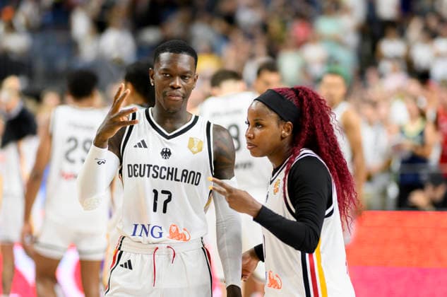 (l-r) Dennis Schröder (Deutschland), Alexis Peterson-Smalls (Deutschland) im Gespräch. Basketball Frauen Test Länderspiel, Deutschland - Türkei am 27.08.2026 in Köln Deutschland LanxessArena