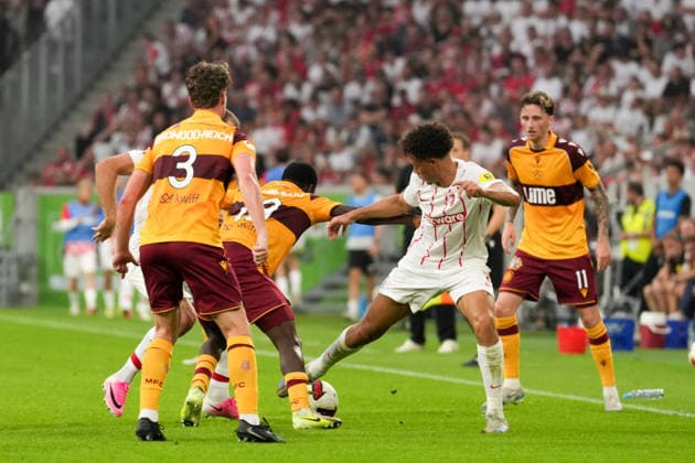 UEFA Conference-League-Qualifikation: SC Freiburg vs FC Motherwell, 27.08.2026 Kampf um den Ball zwischen Max Rosenfelder (SC Freiburg, 37), Tawanda Maswanhise (FC Motherwell, 18) und Derry Scherhant (SC Freiburg, 7) UEFA Conference-League-Qualifikation: SC Freiburg vs FC Motherwell, Europa-Park-Stadion, 27.08.2026 Copyright: xBEAUTIFULxSPORTS Boscox
