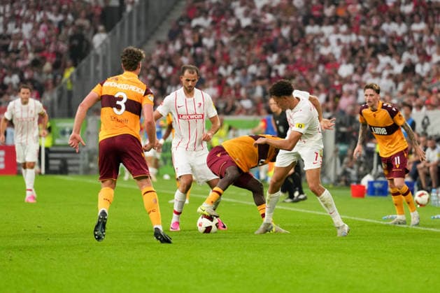 UEFA Conference-League-Qualifikation: SC Freiburg vs FC Motherwell, 27.08.2026 Kampf um den Ball zwischen Max Rosenfelder (SC Freiburg, 37), Tawanda Maswanhise (FC Motherwell, 18) und Derry Scherhant (SC Freiburg, 7) UEFA Conference-League-Qualifikation: SC Freiburg vs FC Motherwell, Europa-Park-Stadion, 27.08.2026 Copyright: xBEAUTIFULxSPORTS Boscox