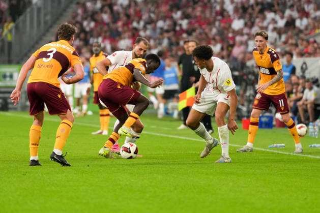 UEFA Conference-League-Qualifikation: SC Freiburg vs FC Motherwell, 27.08.2026 Kampf um den Ball zwischen Max Rosenfelder (SC Freiburg, 37), Tawanda Maswanhise (FC Motherwell, 18) und Derry Scherhant (SC Freiburg, 7) UEFA Conference-League-Qualifikation: SC Freiburg vs FC Motherwell, Europa-Park-Stadion, 27.08.2026 Copyright: xBEAUTIFULxSPORTS Boscox