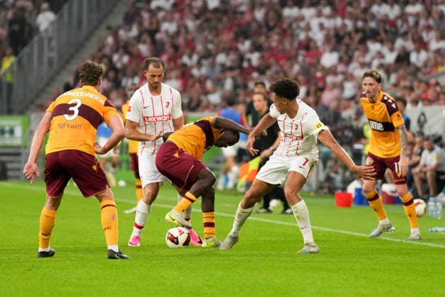UEFA Conference-League-Qualifikation: SC Freiburg vs FC Motherwell, 27.08.2026 Kampf um den Ball zwischen Max Rosenfelder (SC Freiburg, 37), Tawanda Maswanhise (FC Motherwell, 18) und Derry Scherhant (SC Freiburg, 7) UEFA Conference-League-Qualifikation: SC Freiburg vs FC Motherwell, Europa-Park-Stadion, 27.08.2026 Copyright: xBEAUTIFULxSPORTS Boscox