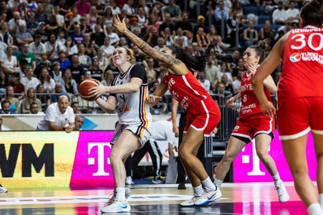 27.08.2026, GER, Testspiel, FIBA Women™s Basketball World Cup 2026 Köln, Deutschland-Türkei Lina Sontag (Deutschland, 24) im Zweikampf gegen Tilbe Senyürek Arslan (Türkei, 15) Köln LANXESS arena Nordrhein-Westfalen Deutschland