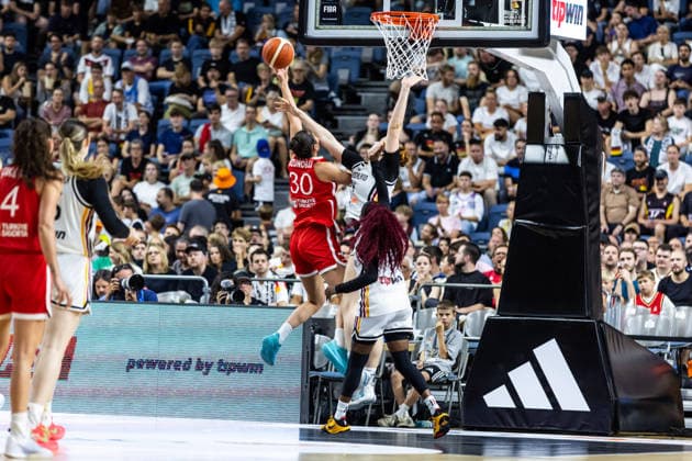 27.08.2026, GER, Testspiel, FIBA Women™s Basketball World Cup 2026 Köln, Deutschland-Türkei Melek Uzunoglu (Türkei, 30) im Zweikampf gegen Lina Sontag (Deutschland, 24) Köln LANXESS arena Nordrhein-Westfalen Deutschland