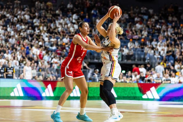27.08.2026, GER, Testspiel, FIBA Women™s Basketball World Cup 2026 Köln, Deutschland-Türkei Emma Eichmayer (Deutschland, 9) im Zweikampf gegen Melek Uzunoglu (Türkei, 30) Köln LANXESS arena Nordrhein-Westfalen Deutschland