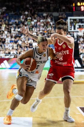 27.08.2026, GER, Testspiel, FIBA Women™s Basketball World Cup 2026 Köln, Deutschland-Türkei Alexandra Wilke (Deutschland, 3) im Zweikampf gegen Ayse Cora Yamaner (Türkei, 8) Köln LANXESS arena Nordrhein-Westfalen Deutschland