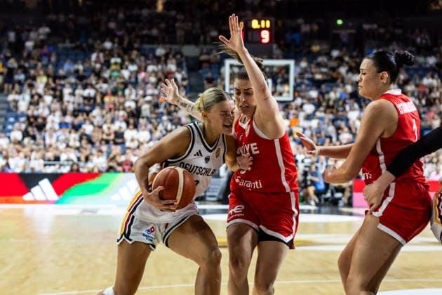 27.08.2026, GER, Testspiel, FIBA Women™s Basketball World Cup 2026 Köln, Deutschland-Türkei Alexandra Wilke (Deutschland, 3) im Zweikampf gegen Ayse Cora Yamaner (Türkei, 8) Köln LANXESS arena Nordrhein-Westfalen Deutschland
