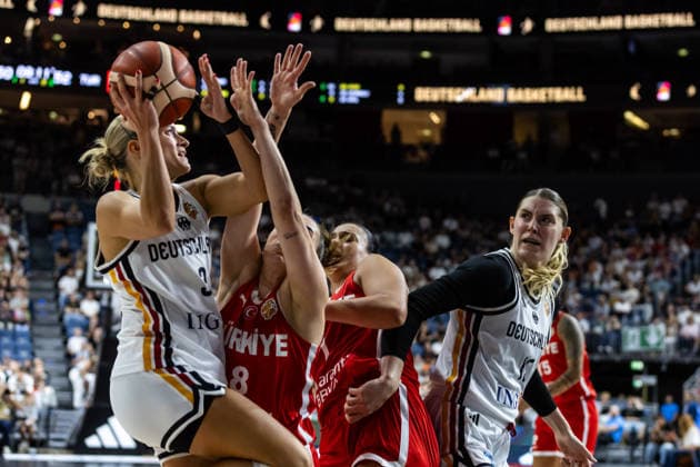 27.08.2026, GER, Testspiel, FIBA Women™s Basketball World Cup 2026 Köln, Deutschland-Türkei Alexandra Wilke (Deutschland, 3) im Zweikampf gegen Ayse Cora Yamaner (Türkei, 8) Köln LANXESS arena Nordrhein-Westfalen Deutschland