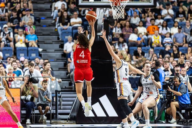 27.08.2026, GER, Testspiel, FIBA Women™s Basketball World Cup 2026 Köln, Deutschland-Türkei Olcay Cakir Turgut (Türkei, 4), Emma Eichmayer (Deutschland, 9) Köln LANXESS arena Nordrhein-Westfalen Deutschland