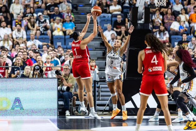27.08.2026, GER, Testspiel, FIBA Women™s Basketball World Cup 2026 Köln, Deutschland-Türkei Elif Istanbulluoglu (Türkei, 1) im Zweikampf gegen Alexandra Wilke (Deutschland, 3) Köln LANXESS arena Nordrhein-Westfalen Deutschland