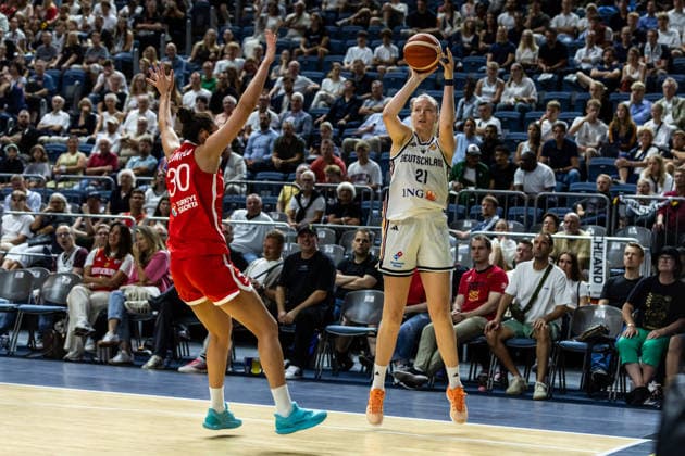 27.08.2026, GER, Testspiel, FIBA Women™s Basketball World Cup 2026 Köln, Deutschland-Türkei Marie Gülich (Deutschland, 21), Melek Uzunoglu (Türkei, 30) Köln LANXESS arena Nordrhein-Westfalen Deutschland