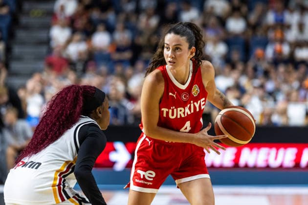 27.08.2026, GER, Testspiel, FIBA Women™s Basketball World Cup 2026 Köln, Deutschland-Türkei Olcay Cakir Turgut (Türkei, 4) im Zweikampf gegen Alexis Peterson (Deutschland, 1) Köln LANXESS arena Nordrhein-Westfalen Deutschland