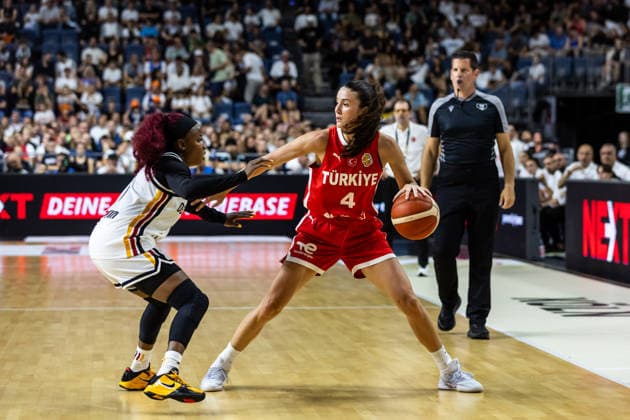 27.08.2026, GER, Testspiel, FIBA Women™s Basketball World Cup 2026 Köln, Deutschland-Türkei Olcay Cakir Turgut (Türkei, 4) im Zweikampf gegen Alexis Peterson (Deutschland, 1) Köln LANXESS arena Nordrhein-Westfalen Deutschland