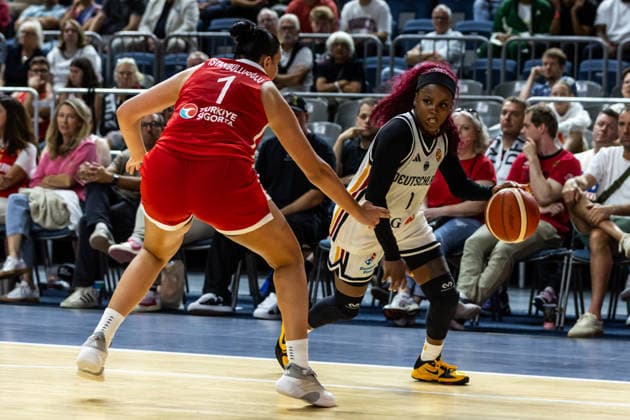 27.08.2026, GER, Testspiel, FIBA Women™s Basketball World Cup 2026 Köln, Deutschland-Türkei Alexis Peterson (Deutschland, 1), Elif Istanbulluoglu (Türkei, 1) Köln LANXESS arena Nordrhein-Westfalen Deutschland