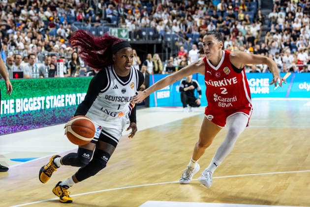 27.08.2026, GER, Testspiel, FIBA Women™s Basketball World Cup 2026 Köln, Deutschland-Türkei Alexis Peterson (Deutschland, 1), Sevgi Uzun (Türkei, 2) Köln LANXESS arena Nordrhein-Westfalen Deutschland