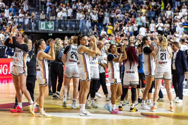 27.08.2026, GER, Testspiel, FIBA Women™s Basketball World Cup 2026 Köln, Deutschland-Türkei Team Deutschland bedankt sich bei den Fans Köln LANXESS arena Nordrhein-Westfalen Deutschland