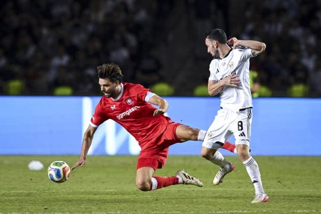 BAKU - (lr) Bart van Rooij of FC Twente and Marko Jankovic of QarabaÄü FK during the UEFA Conference League play-off match between Qarabag FK and FC Twente at the Tofiq Bahramov Republican Stadium on 27 August 2026 in Baku, Azerbaijan. ROMAN ISMAILOV ANP xVIxANPxSportx xxANPxIVx 566381585 originalFilename: 566381585.jpg