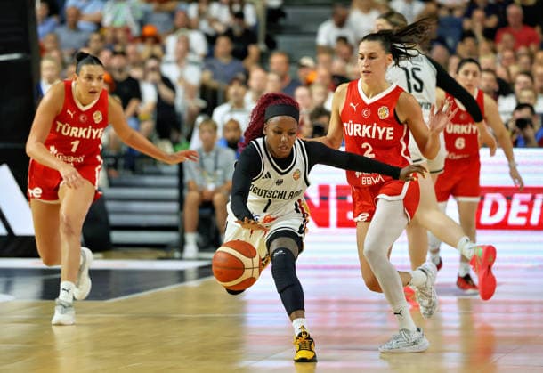 v.l. Elif Istanbulluoglu (Tuerkei Damen 01), Alexis Peterson (Deutschland Damen 01), Sevgi Uzun (Tuerkei Damen 02) im Hintergrund Luisa Geiselsoeder (Deutschland Damen 15), Goeksen Fitik (Tuerkei Damen 06) Deutschland vs. Tuerkei, Basketball, DBB, Frauen, Freundschaftsspiel, 27.08.2026 Deutschland vs. Tuerkei, Basketball, DBB, Frauen, Freundschaftsspiel, 27.08.2026 Koeln Copyright: xEibner-Pressefotox xThomasxStoeckerx EP_TSR