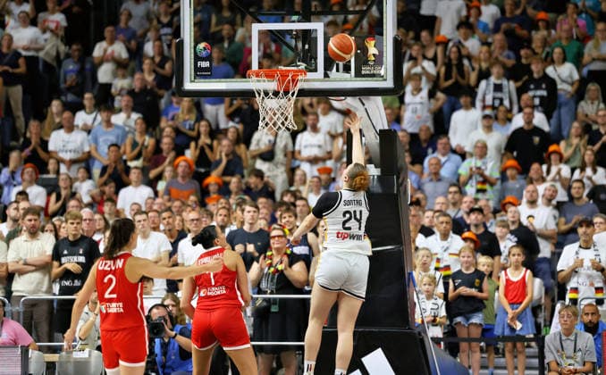 v.l. Sevgi Uzun (Tuerkei Damen 02), Elif Istanbulluoglu (Tuerkei Damen 01), Lina Sontag (Deutschland Damen 24) Deutschland vs. Tuerkei, Basketball, DBB, Frauen, Freundschaftsspiel, 27.08.2026 Deutschland vs. Tuerkei, Basketball, DBB, Frauen, Freundschaftsspiel, 27.08.2026 Koeln Copyright: xEibner-Pressefotox xThomasxStoeckerx EP_TSR