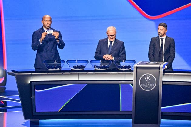 L ancien footballeur français Thierry Henry montre le papier portant le nom du Manchester City (Angleterree), Giorgio Marchetti et David Villa lors du tirage au sort de la phase de ligue de l’édition 2026-2027 de la Ligue des champions au Grimaldi Forum de Monaco, le 27 août 2026. Bruno Bebert Bestimage Photocallt ahead of the draw at Grimaldi Forum on August 27, 2026 in Monaco. Monaco Monaco  Copyright: xBrunoxBebertx xBestimagexBrunoxBebertx xBestimagex