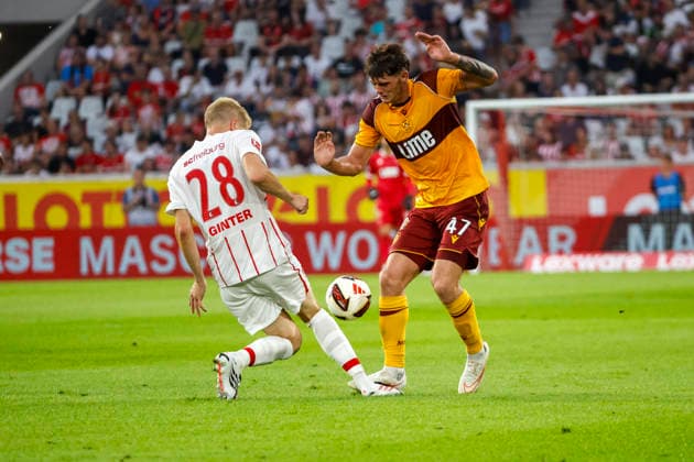 Matthias Ginter (SC Freiburg, 28) und Seb Palmer-Houlden (Motherwell FC, 47) im Zweikampf , Deutschland, Fussball, UEFA Conference League, Play-offs, 2026 2027, SC Freiburg vs. Motherwell FC, 27.08.2026, Freiburg im Breisgau Europa-Park Stadion Deutschland Copyright: xGrantxHubbsx