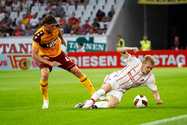 Seb Palmer-Houlden (Motherwell FC, 47) und Matthias Ginter (SC Freiburg, 28) im Zweikampf , Deutschland, Fussball, UEFA Conference League, Play-offs, 2026 2027, SC Freiburg vs. Motherwell FC, 27.08.2026, Freiburg im Breisgau Europa-Park Stadion Deutschland Copyright: xGrantxHubbsx