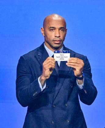 L ancien footballeur français Thierry Henry montre le papier portant le nom du Paris Saint-Germain (PSG) (France) lors du tirage au sort de la phase de ligue de l’édition 2026-2027 de la Ligue des champions au Grimaldi Forum de Monaco, le 27 août 2026. Bruno Bebert Bestimage Photocallt ahead of the draw at Grimaldi Forum on August 27, 2026 in Monaco. Monaco Monaco  Copyright: xBrunoxBebertx xBestimagexBrunoxBebertx xBestimagex