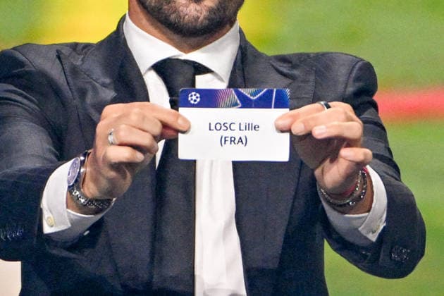 L ancien footballeur David Villa montre le papier portant le nom du LOSC Lille (France) lors du tirage au sort de la phase de ligue de l’édition 2026-2027 de la Ligue des champions au Grimaldi Forum de Monaco, le 27 août 2026. Bruno Bebert Bestimage Photocallt ahead of the draw at Grimaldi Forum on August 27, 2026 in Monaco. Monaco Monaco  Copyright: xBrunoxBebertx xBestimagexBrunoxBebertx xBestimagex