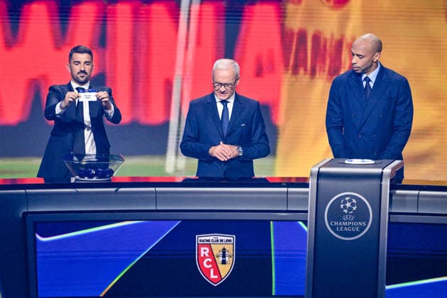 L ancien footballeur David Villa montre le papier portant le nom du RC Lens (France) avec Giorgio Marchetti et Thierry Henry lors du tirage au sort de la phase de ligue de l’édition 2026-2027 de la Ligue des champions au Grimaldi Forum de Monaco, le 27 août 2026. Bruno Bebert Bestimage Photocallt ahead of the draw at Grimaldi Forum on August 27, 2026 in Monaco. Monaco Monaco  Copyright: xBrunoxBebertx xBestimagexBrunoxBebertx xBestimagex