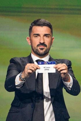 L ancien footballeur David Villa montre le papier portant le nom du RC Lens (France) lors du tirage au sort de la phase de ligue de l’édition 2026-2027 de la Ligue des champions au Grimaldi Forum de Monaco, le 27 août 2026. Bruno Bebert Bestimage Photocallt ahead of the draw at Grimaldi Forum on August 27, 2026 in Monaco. Monaco Monaco  Copyright: xBrunoxBebertx xBestimagexBrunoxBebertx xBestimagex
