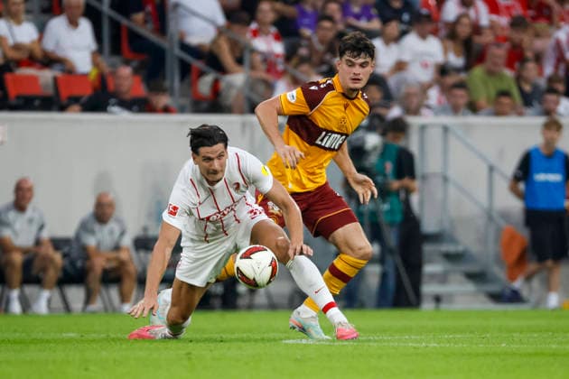 Igor Matanovic (SC Freiburg, 31) und Jamie Knight-Lebel (Motherwell FC, 04) im Kampf um den Ball , Deutschland, Fussball, UEFA Conference League, Play-offs, 2026 2027, SC Freiburg vs. Motherwell FC, 27.08.2026, Freiburg im Breisgau Europa-Park Stadion Deutschland Copyright: xGrantxHubbsx