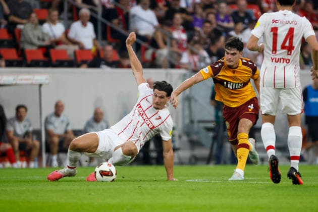 Igor Matanovic (SC Freiburg, 31) und Jamie Knight-Lebel (Motherwell FC, 04) im Kampf um den Ball , Deutschland, Fussball, UEFA Conference League, Play-offs, 2026 2027, SC Freiburg vs. Motherwell FC, 27.08.2026, Freiburg im Breisgau Europa-Park Stadion Deutschland Copyright: xGrantxHubbsx