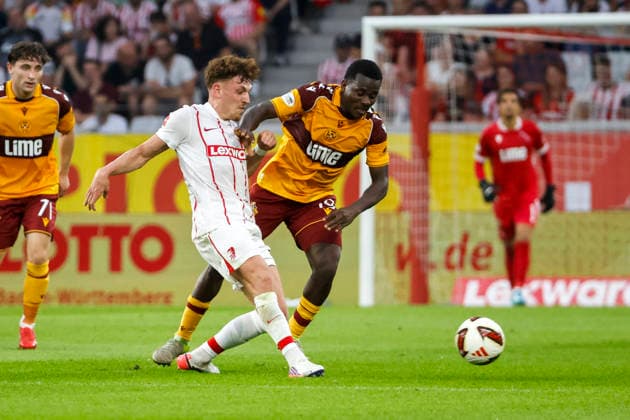 Philipp Treu (SC Freiburg, 29) und Ibrahim Said (Motherwell FC, 19) im Kampf um den Ball , Deutschland, Fussball, UEFA Conference League, Play-offs, 2026 2027, SC Freiburg vs. Motherwell FC, 27.08.2026, Freiburg im Breisgau Europa-Park Stadion Deutschland Copyright: xGrantxHubbsx